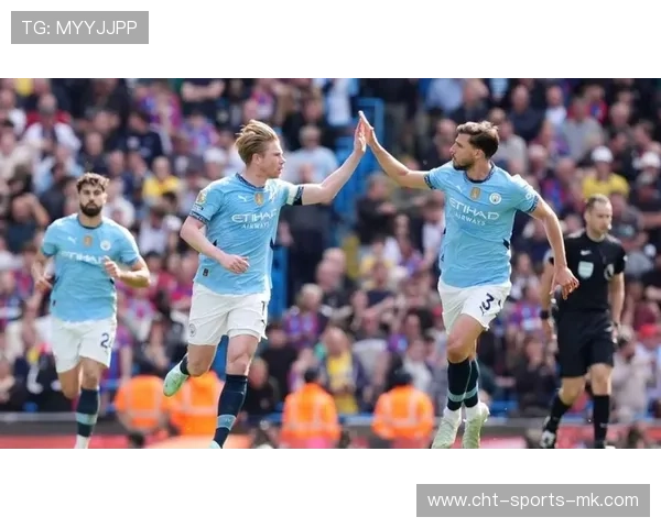 德布劳内主罚前场任意球,皮球越过人墙击中横梁 德布劳内主罚前场任意球,皮球越过人墙击中横梁